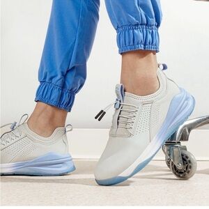 CLOVE Gray Matter Classic Nursing Shoes Sneakers Comfort Slip On Womens Size 9.5